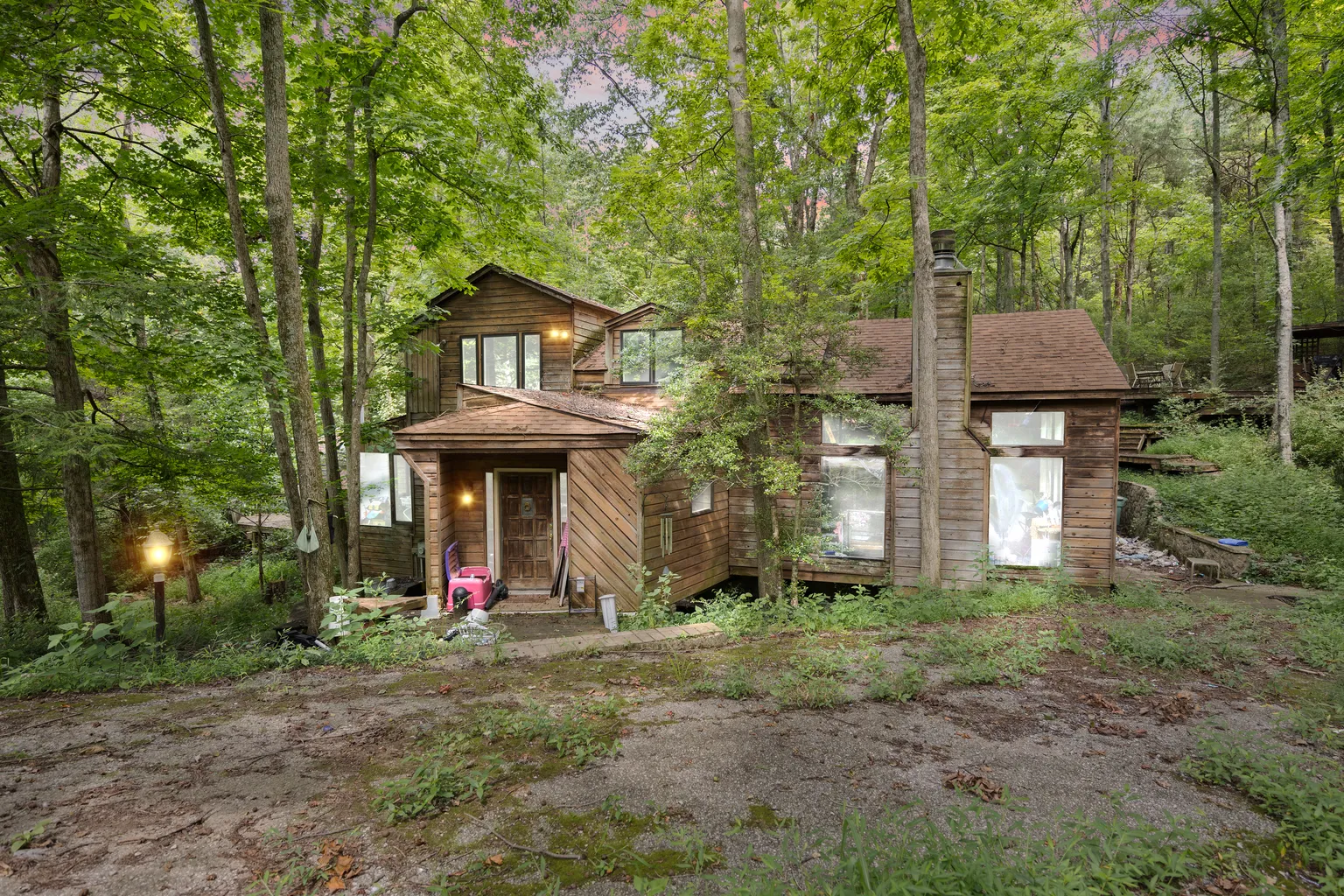Private Kentucky Retreat – 4BR Home with Barns, Pond & 43 Acre