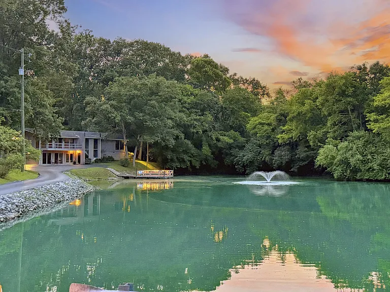 A Private Retreat by the Lake