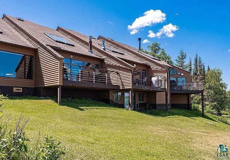 Turnkey 2BR Lake Superior Townhome