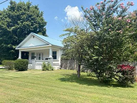 Charming 2–3 Bedroom Bungalow with Garage