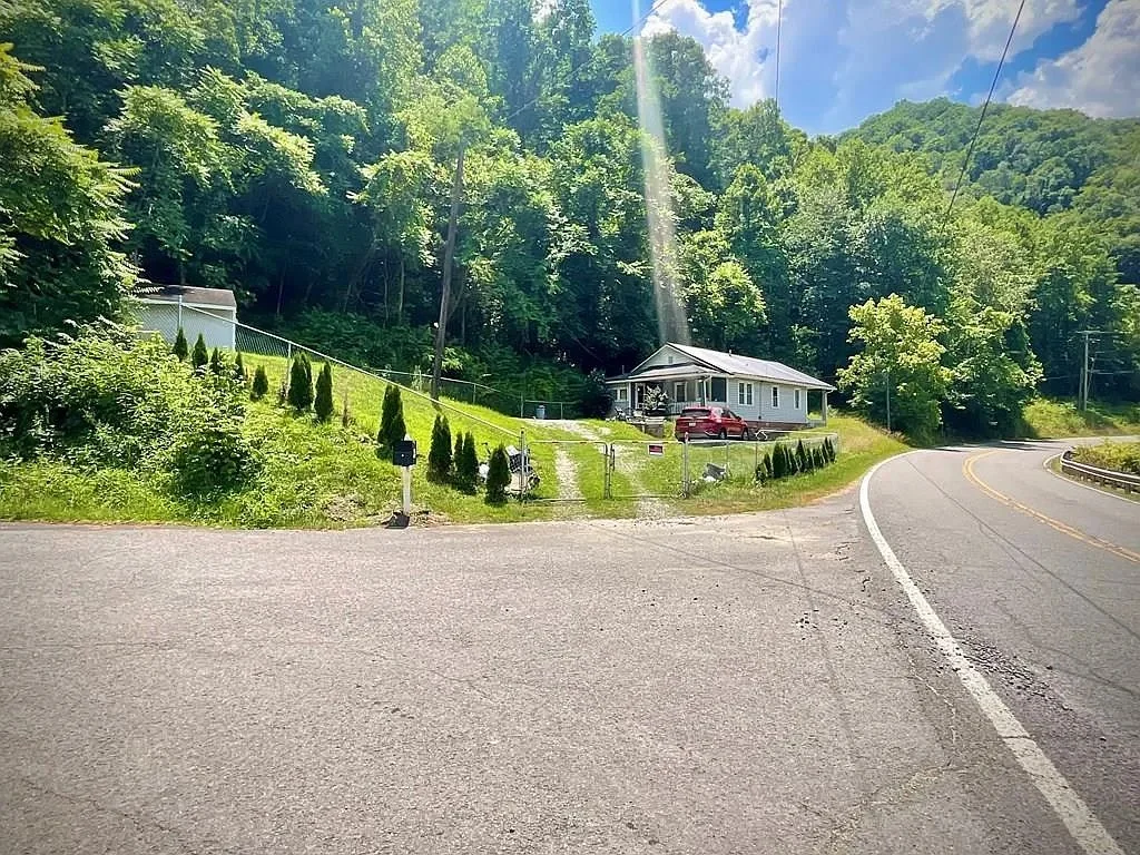 Charming 2-Bedroom Home on 30 Scenic Hillside Acres – Virgie, KY