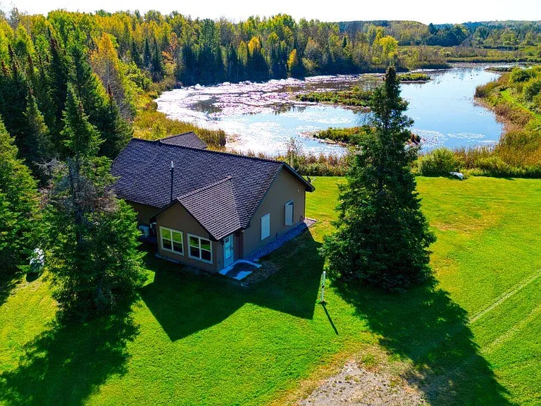 Stunning 3‑Bed Hunting Retreat on 360 Acres with Pond