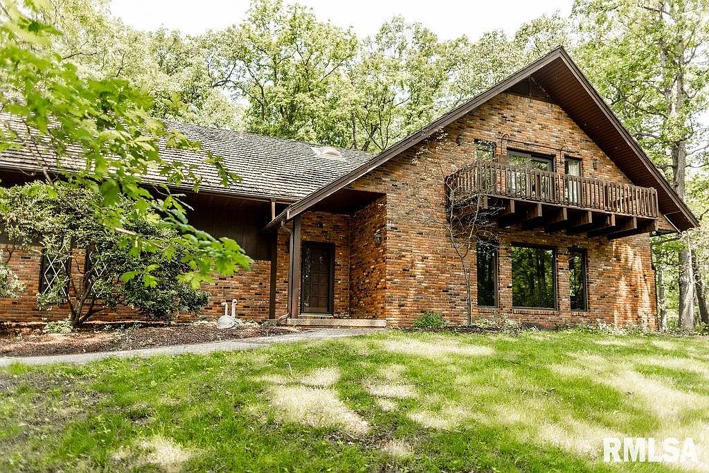Spacious 3-Bedroom Country Home on 115 Acres with Multiple Garages