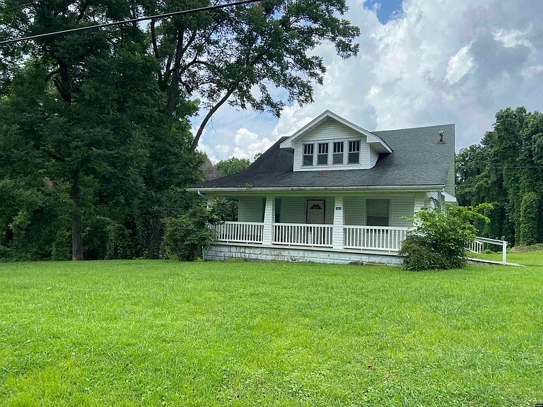 Charming Fixer-Upper Home on Spacious 3-Acre Lot in Quiet Hickman Neighborhood