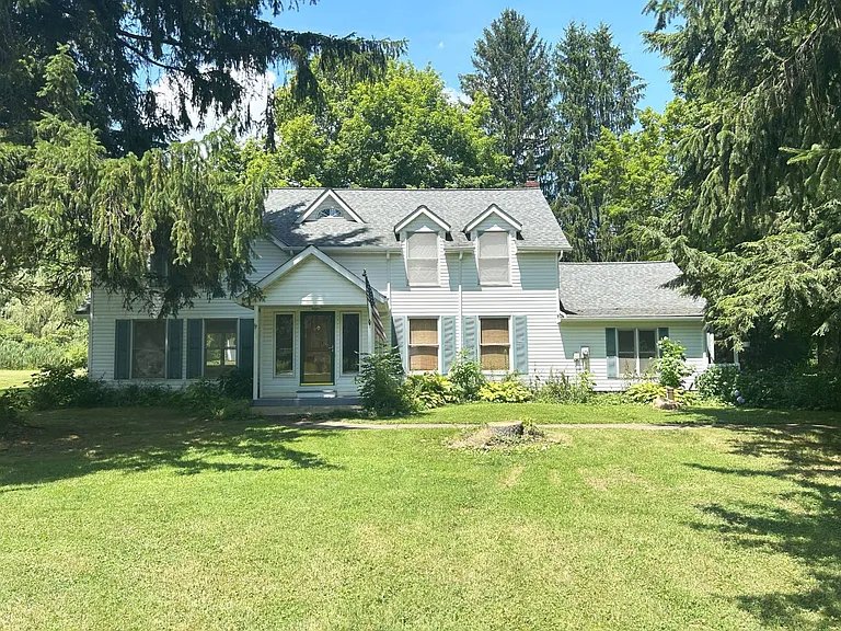 Spacious Rural Retreat with Scenic Views