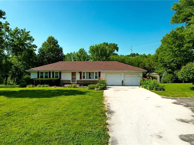 Charming Ranch-Style Home on 1 Acre with Walkout Basemen