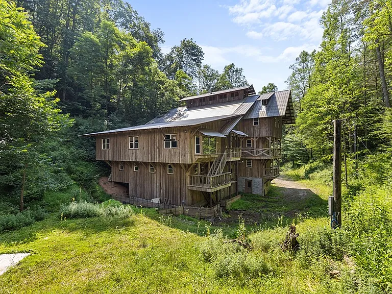 Massive 10-Bedroom Custom Lodge on 124 Acres