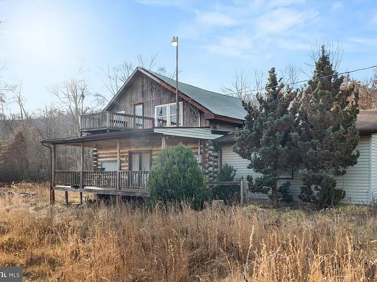 Rustic Lakefront Retreat on 5 Acres – Peace, Privacy, and Natural Beauty