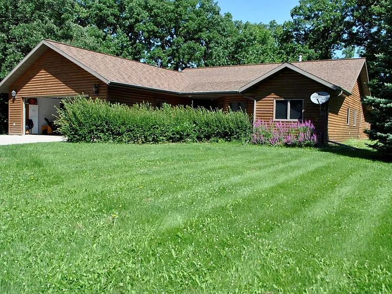 Spacious 5-Bedroom Country Home in Peaceful North Dakota Setting