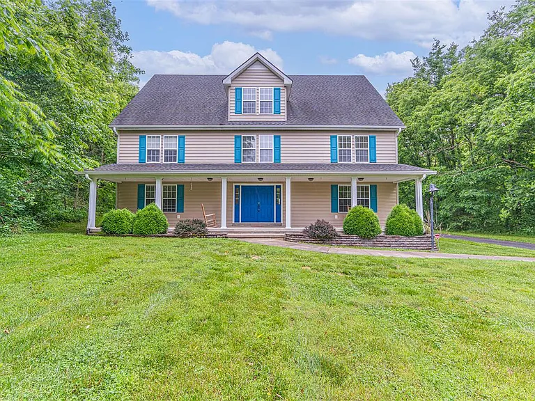 Charming Country Retreat with Spacious Living and Natural Beauty