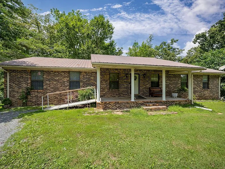 Peaceful 3-Bedroom Country Home with Expansive Yard in Bloomington Springs