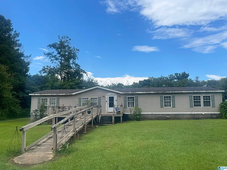 charming 4-Bedroom Home with Spacious Yard in Quiet Talladega