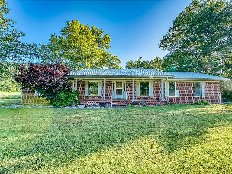 Sprawling 228-Acre Country Estate with Creek Access and Versatile Outbuildings