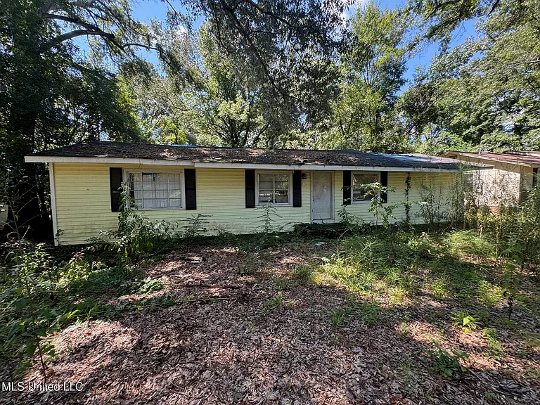 Fixer-Upper with Great Potential in Quiet Jackson Neighborhood