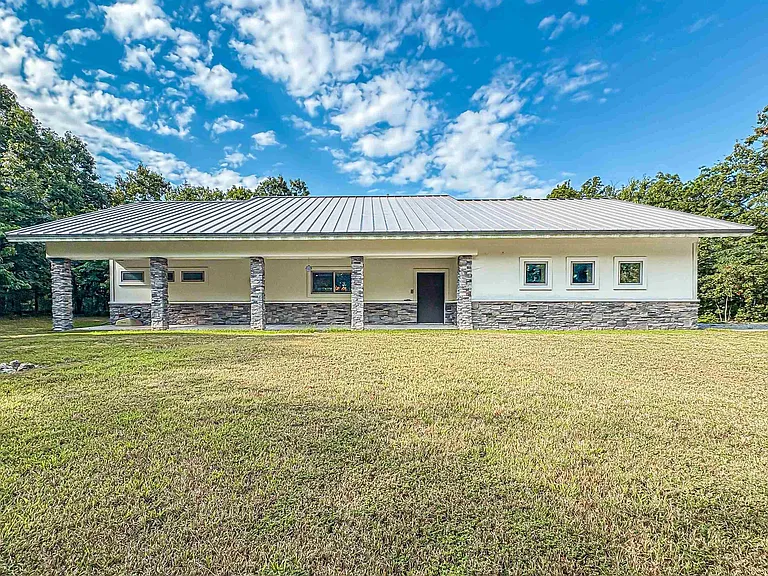 Secure Luxury Retreat on Expansive Acreage in Yellville, AR