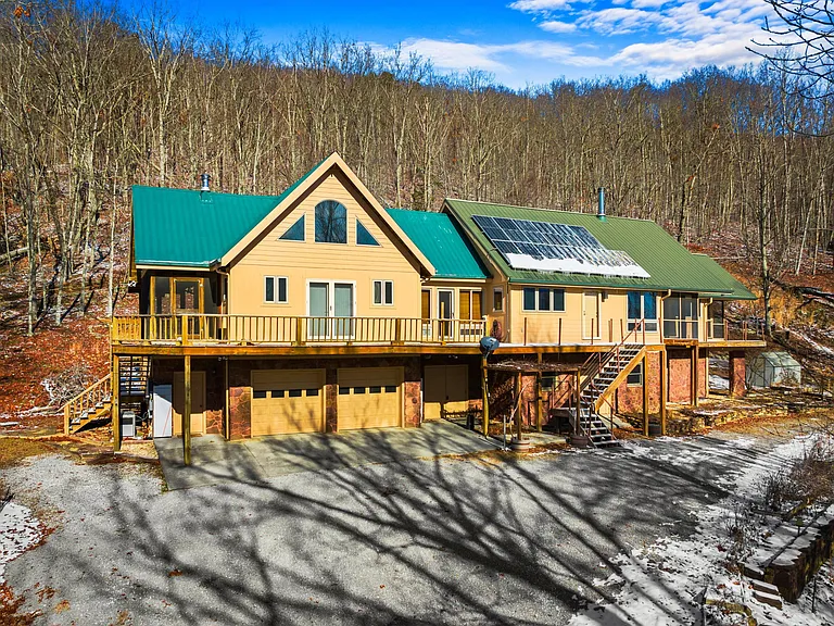 Spacious and Modern Mountain Home Nestled in a Serene Natural Setting