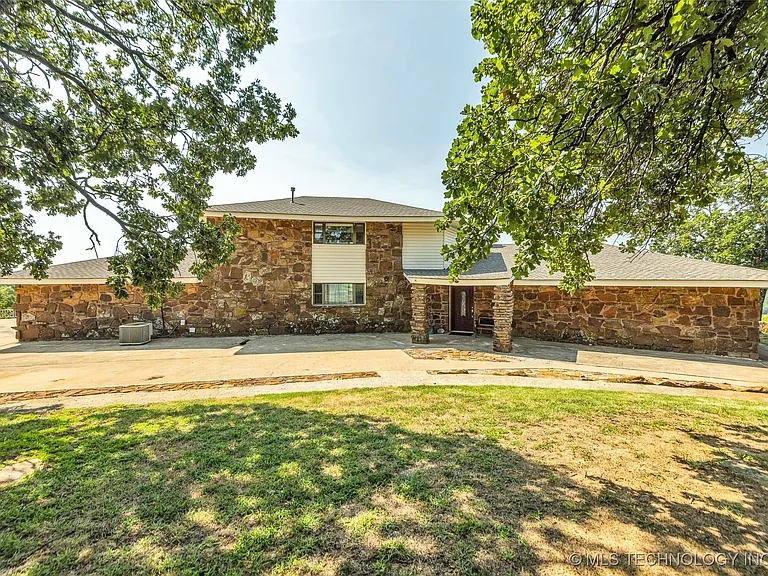 Charming Country Home with Spacious Yard in Beggs, Oklahoma