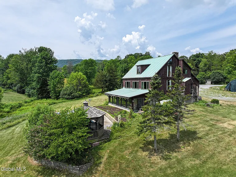 Tranquil Country Living in Putnam Station, NY