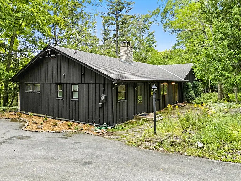 Woodland Elegance: Turnkey 5‑Bedroom Retreat in Sister Bay”