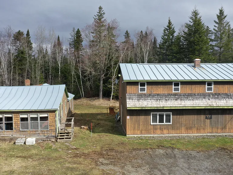 Spacious Rural Home with Multiple Bedrooms and Scenic Outdoor