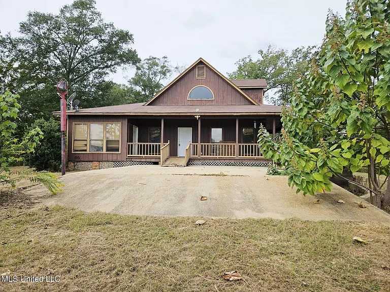 Spacious Country Home on 10 Acres — Peaceful Living in Summit, Mississippi