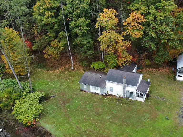 Charming and Spacious Family Home in Tranquil Bainbridge Setting