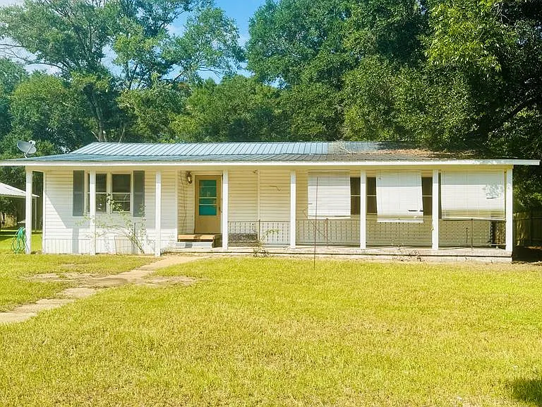 Charming Fixer-Upper with Great Potential in Quiet Elba Neighborhood