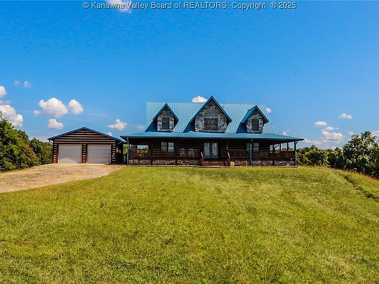 Rustic Elegance in the Heart of Nature – A Private Log Home Retreat on Expansive Land