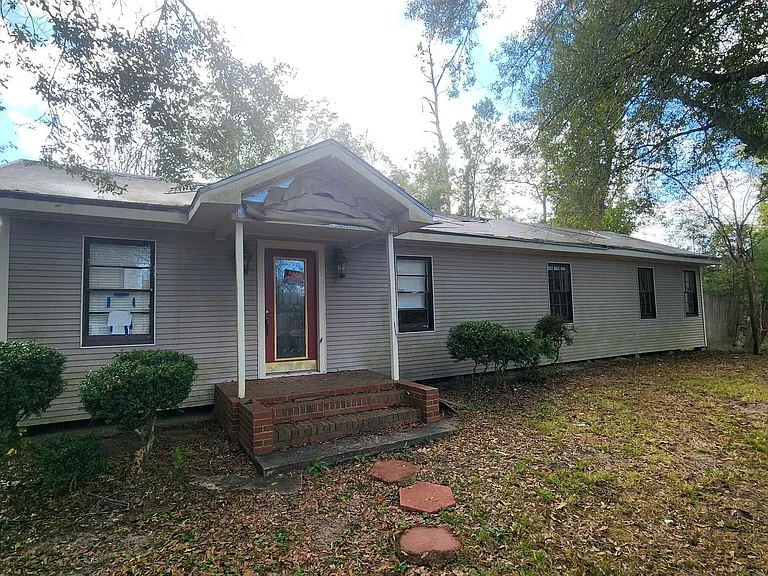Charming Family Home with Spacious Lot and Guest Structures in Westlake
