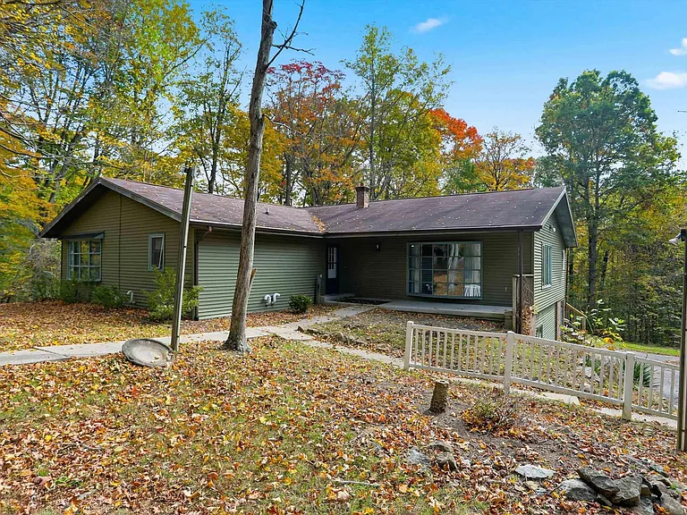 Tranquil Ranch-Style Home with Spacious Grounds and Renovation Potential
