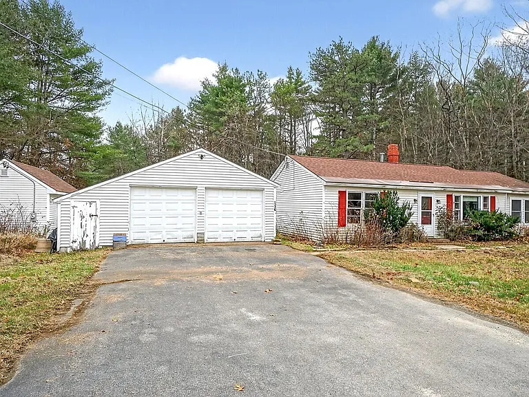 Inviting Single-Level Home in a Peaceful Country Setting