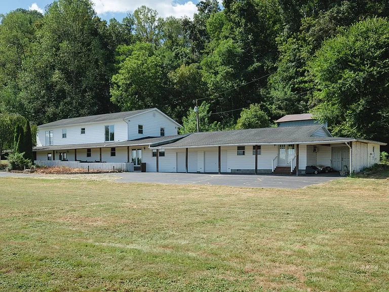 Multi-Level Family Home in Gallipolis with Expansive Land