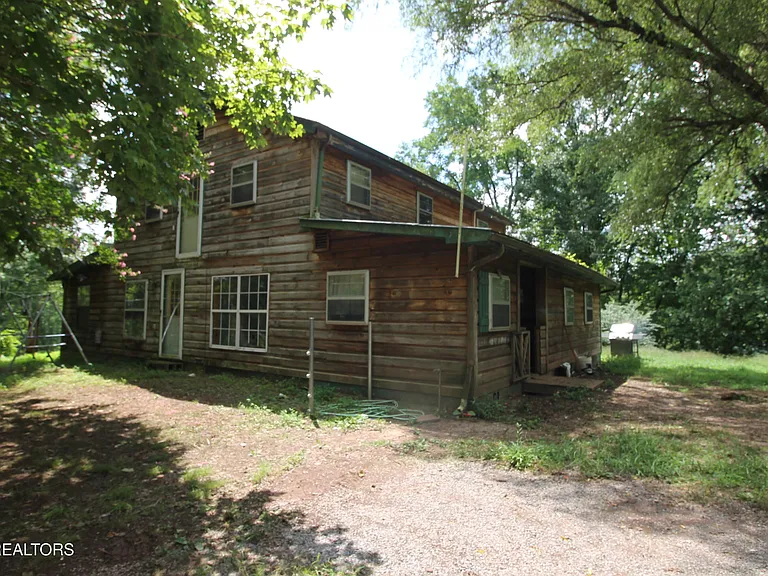 Rustic Cabin Retreat Surrounded by Nature in Tellico Plains