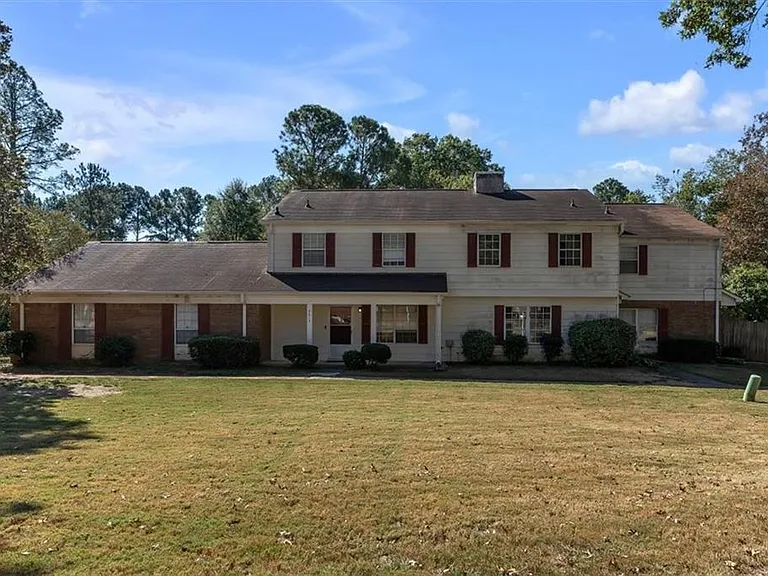 Modern Townhome in a Convenient Morrow Location