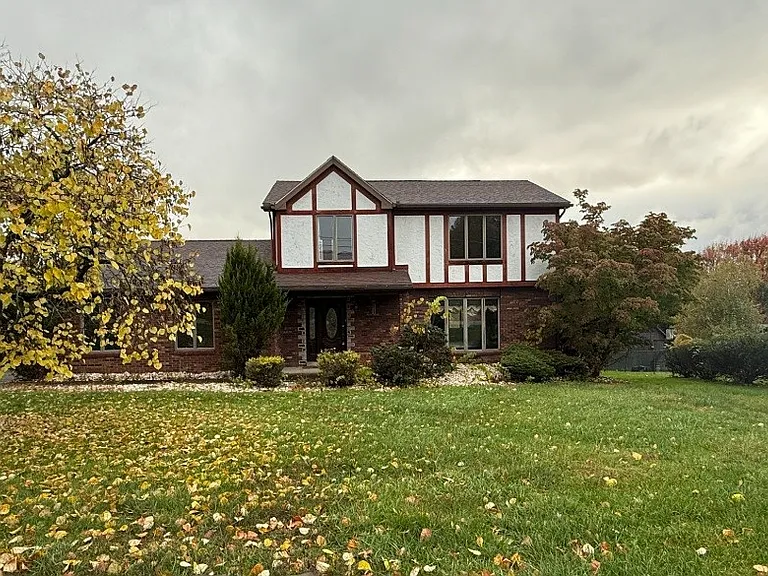 Charming Residence with Ample Living Space and Private Yard in Vanderbilt
