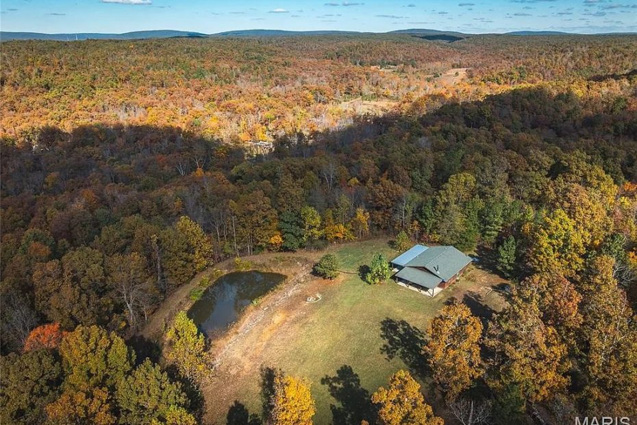 Expansive 131.52-Acre Cabin Retreat in Annapolis, Missouri