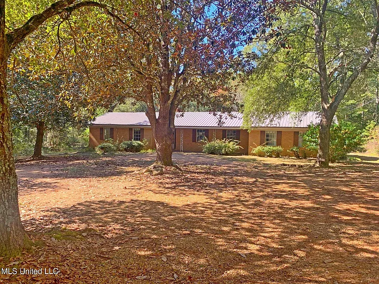 Quiet Neighborhood with Convenient Access to Town Amenities, Mississippi.
