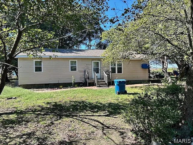 Cozy Rural Home with Spacious Lot and Great Potential, Missouri.