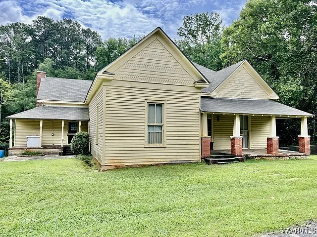 Charming Rural Home on Spacious Lot with Endless Potential, Alabama.