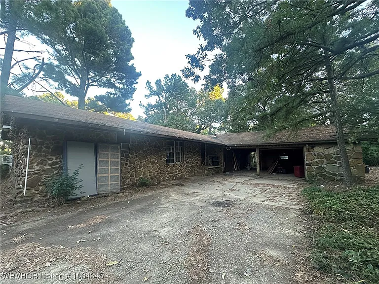 Private Country Retreat with Spacious Land in Van Buren, Arkansas