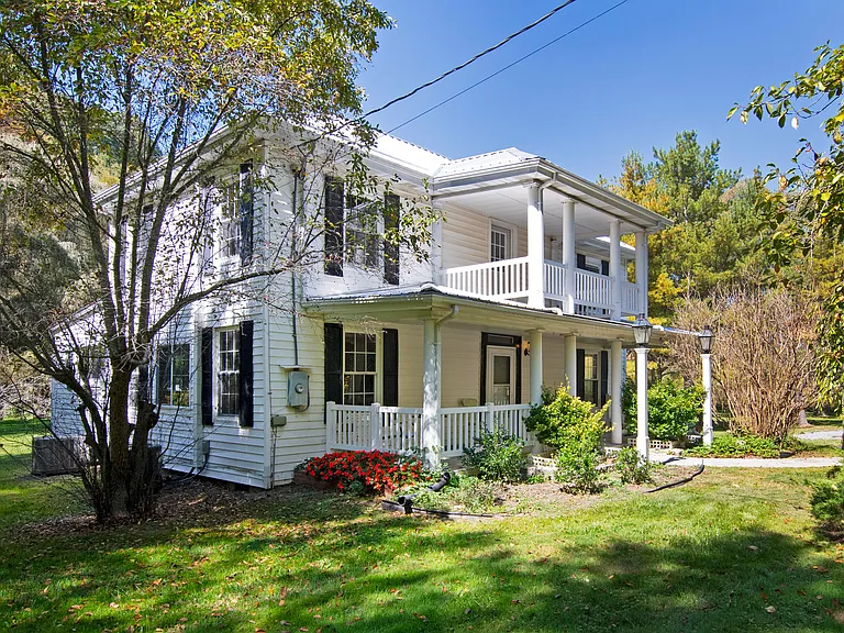 Countryside Residence Surrounded by Nature, Gap Mills West Virginia