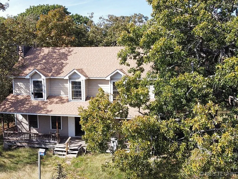 Lakefront Fixer-Upper with Spacious Lot and Renovation Potential, Oklahoma