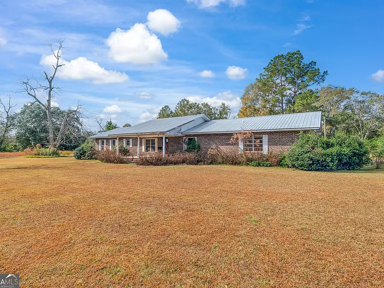 Spacious Multi-Unit Property with Nearly 7 Acres in Cairo, GA