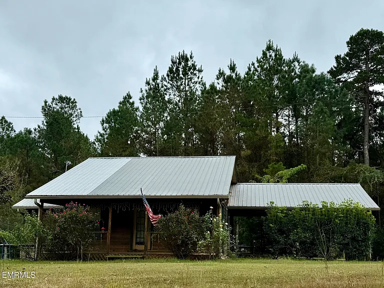 Peaceful Country Home on Expansive Land in Philadelphia, MS