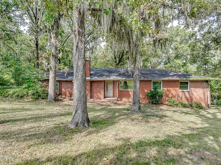 Spacious Mid‑Century Home with Detached Garage and Large Yard in Jackson