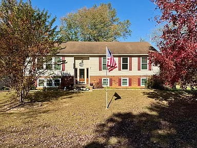 Charming Country Retreat with Modern Comforts in Peaceful Jeffersonton