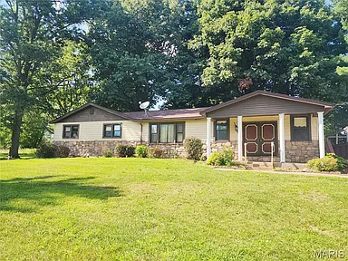 Charming Ranch Home with Spacious Yard in Shipman, Illinois