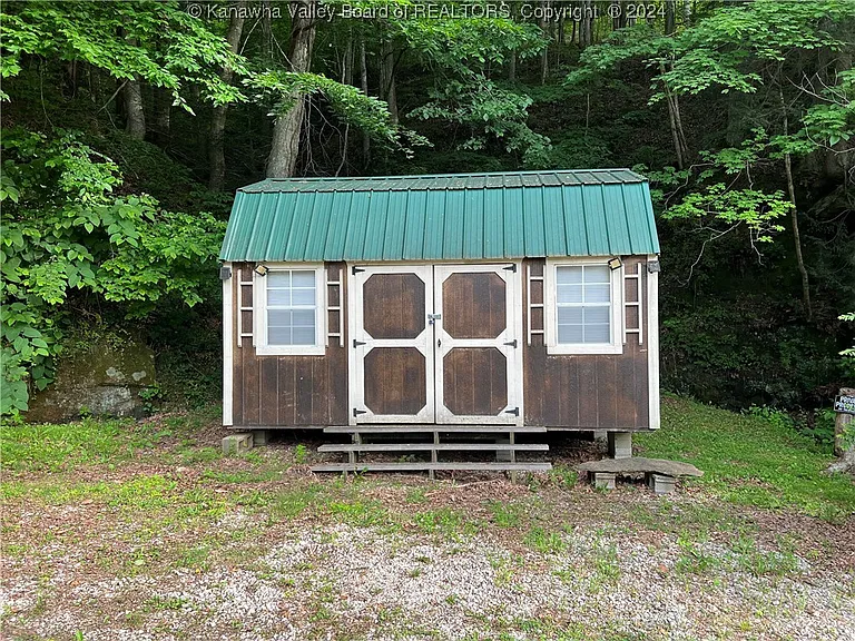 Tranquil Acreage with Quick Access to Charleston