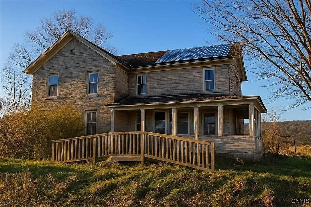 Fixer-Upper Home With Great Potential and a Spacious 2-Car Garage
