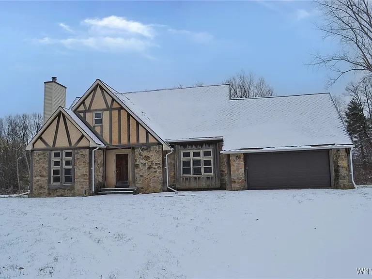 Spacious Colonial Home on Serene 3.3-Acre Lot in Middleport